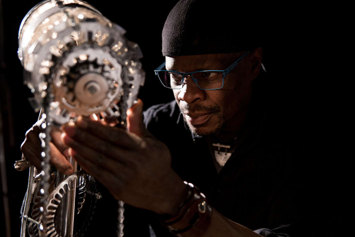 Frantz Neveu, créateur de Frantzy Creations à Montréal, en train de concevoir une lampe artisanale à partir de matériaux recyclés
