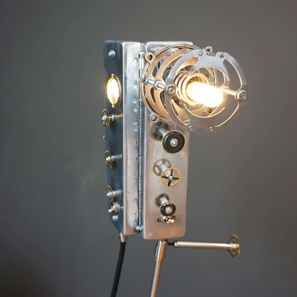 Lampe à Crayon fabriquée à Montréal par Frantzy Creations, créée à partir d’éléments recyclés et d’inspirations industrielles
