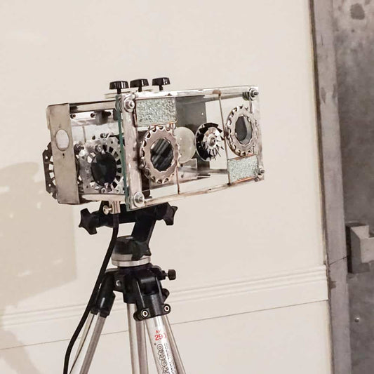 Lampe Byby Marconi 221 A fabriquée à Montréal par Frantzy Creations, conçue à partir d’une radio vintage et de pièces recyclées
