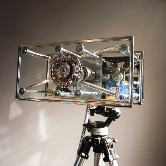 Lampe Marconi 36828 fabriquée à Montréal par Frantzy Creations, à partir d’une structure rétro et de matériaux recyclés

