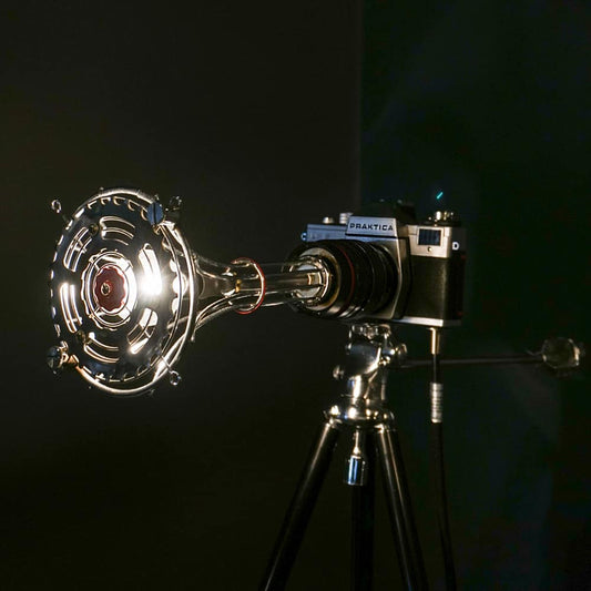 Lampe Praktica LB2 fabriquée à Montréal par Frantzy Creations à partir d’une caméra vintage et de matériaux recyclés
