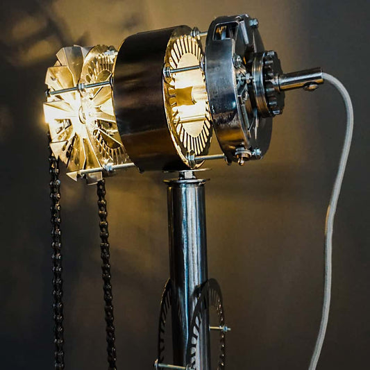 Lampe Turbo Motrice conçue à Montréal par Frantzy Creations, fabriquée à partir de pièces mécaniques recyclées
